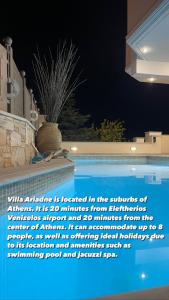 雅典Villa Ariadne的游泳池旁晚上有一首诗