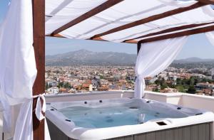 雅典Villa Ariadne的浴缸,享有城市美景