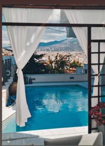 雅典Villa Ariadne的透过窗户可欣赏到游泳池的景色