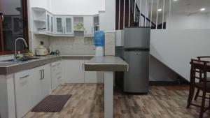 库鲁内格勒LEO-BREEZE Apartments的厨房配有白色橱柜、水槽和楼梯。