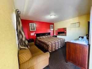 新奥尔良Royal Palms Motel的酒店客房,配有床和沙发
