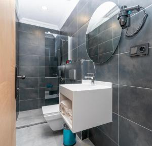 伊斯坦布尔216 Center Suite的浴室设有白色水槽和镜子