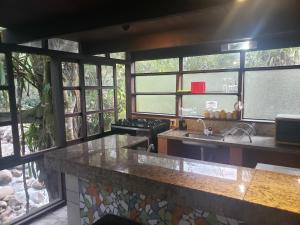 帕拉蒂Chalés internacional l的厨房配有带水槽和窗户的柜台。