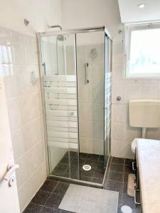 Qiryat H̱ayyimУютная квартира с двумя спальными的浴室里设有玻璃门淋浴