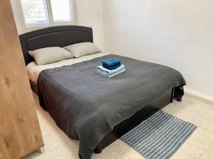 Qiryat H̱ayyimУютная квартира с двумя спальными的一间卧室配有一张床,上面有两条毛巾