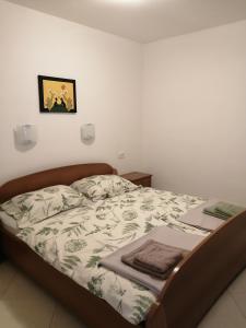 莫斯特拉纳Apartma Praprot的一间卧室配有一张床和被子