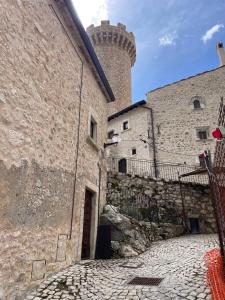圣斯特凡诺·迪塞斯Terra della Baronia的城堡前的鹅卵石街道