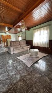 蒙特韦尔迪Casa Ipê的客厅配有沙发和桌子