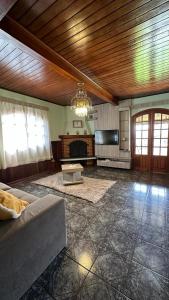 蒙特韦尔迪Casa Ipê的带沙发和壁炉的客厅