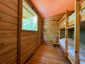 SeptfondsLodges du Bois Dodo - ancien Camping de Bois Redon的小木屋内带两张双层床的客房