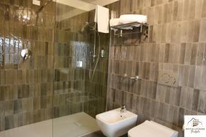 BusanaAntica Locanda Bonfiglio的带淋浴、卫生间和盥洗盆的浴室