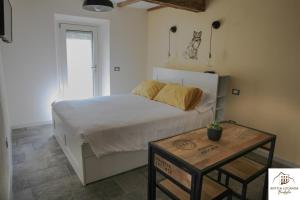 BusanaAntica Locanda Bonfiglio的一间卧室配有一张床和一张桌子
