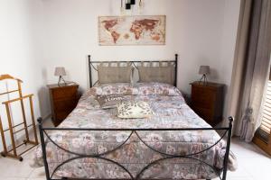 夸尔图-圣埃莱娜Colombohouse87的一间卧室配有一张带花卉床罩的床