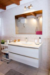 夸尔图-圣埃莱娜Colombohouse87的一间带水槽和镜子的浴室