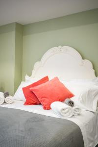 多伦多Gabby's Place Downtown Core的白色的床和红色和白色的枕头