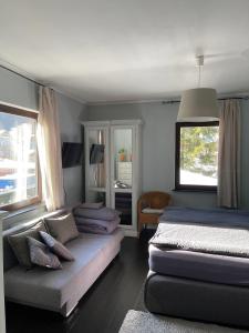 拉姆绍伯格巴赫旅馆的一间卧室设有两张床、一张沙发和一个窗口