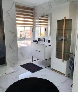 蓬塔普里马Modern penthouse with sea view的白色的厨房设有水槽和台面