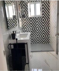 蓬塔普里马Modern penthouse with sea view的一间带水槽和镜子的浴室