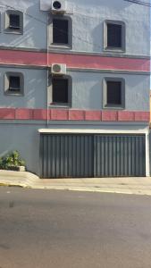 里贝朗普雷托HOTEL CENTER Ribeirão的街道边有门的建筑物