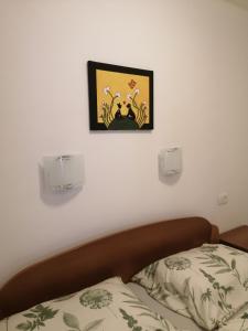 莫斯特拉纳Apartma Praprot的卧室配有一张床,墙上挂着一幅画