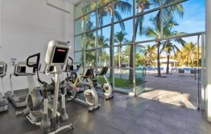 阿卡普尔科Mayan Lakes的棕榈树建筑中一个带有氧器材的健身房