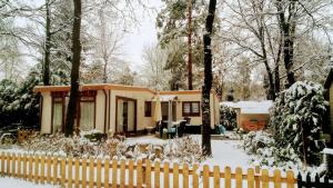 HattemerbroekChalet 58 ''Pollie''的雪中带围栏的小房子