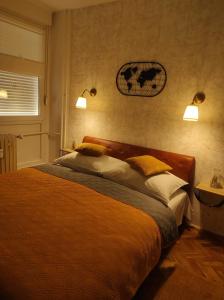 斯拉沃尼亚布罗德Apartman Majur的卧室配有一张带两盏灯的墙壁床。