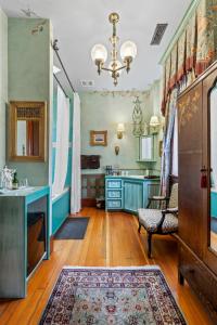阿什兰The Peerless Hotel的厨房配有蓝色橱柜、椅子和地毯