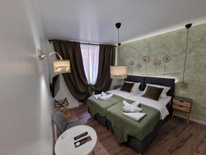 圣戈阿尔Hotel Zur Post的一间卧室配有一张大床和一把椅子