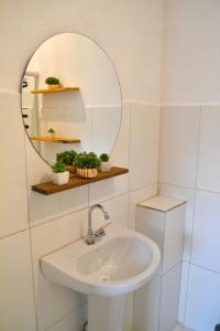 伦索伊斯Villa Manga Rosa的一间带水槽和镜子的浴室