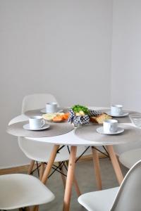 伦索伊斯Villa Manga Rosa的一张桌子,上面放着盘子和杯子