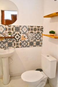 伦索伊斯Villa Manga Rosa的浴室配有白色卫生间和盥洗盆。