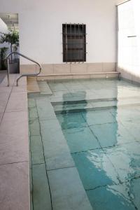 OrgazTomé, casa de huéspedes的大楼内的一个蓝色海水游泳池