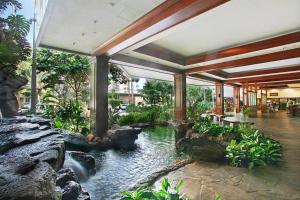檀香山Ka Maluhia Suite, 1 Bed 1 Bath & 1 Free Parking的一座房子中间有池塘