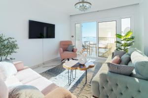 亚历山大Lovely Seaview Condo in Saba Pasha的客厅配有两张沙发和一台电视机