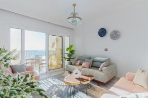 亚历山大Nabeel Homes - Seaview Condo - SP的客厅配有沙发和桌子