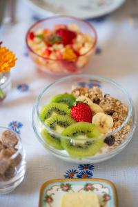 马赛La Maison Vague - Guest House的桌子上放着一碗水果和谷物