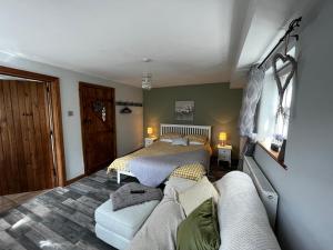 什鲁斯伯里Pear Tree Cottage的一间带两张床和一张沙发的客厅