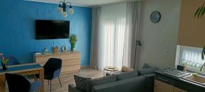 霍伊尼采Apartamenty Modrzewiowe Tarasy的蓝色的客厅配有沙发和桌子