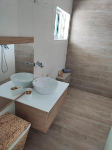 科斯镇Elia Small Paradise的浴室设有2个水槽和镜子