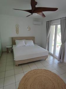科斯镇Elia Small Paradise的一间卧室配有一张床和吊扇