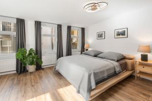 柏林GreatStay - Tieckstr.3 Loft for up to 7 people的一间白色卧室,配有床和2个窗户