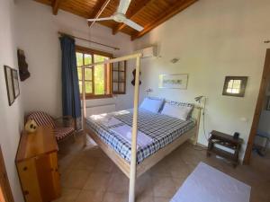阿特米达Jenny's Guesthouse!的一间卧室设有一张床和木制天花板
