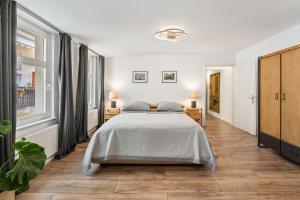 柏林GreatStay - Tieckstr.3 Loft for up to 7 people的白色的卧室设有床和大窗户