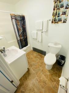 缪尼辛Scotty's Motel的白色的浴室设有卫生间和水槽。