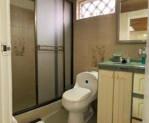 波哥大Como en casa的浴室配有卫生间、淋浴和盥洗盆。