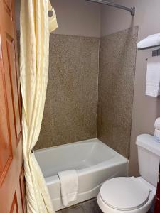 科珀斯克里斯蒂Airport inn & suites的浴室配有白色浴缸和卫生间。