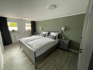 霍克西尔Haus Mariechen的一间卧室设有一张带绿色墙壁的大床