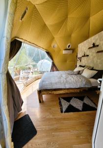 ŠipovoNomad Glamping的帐篷内一间卧室,配有一张床