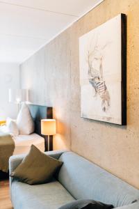 比勒费尔德Modernes Stadt-Apartement Mitte的客厅配有沙发和墙上的绘画